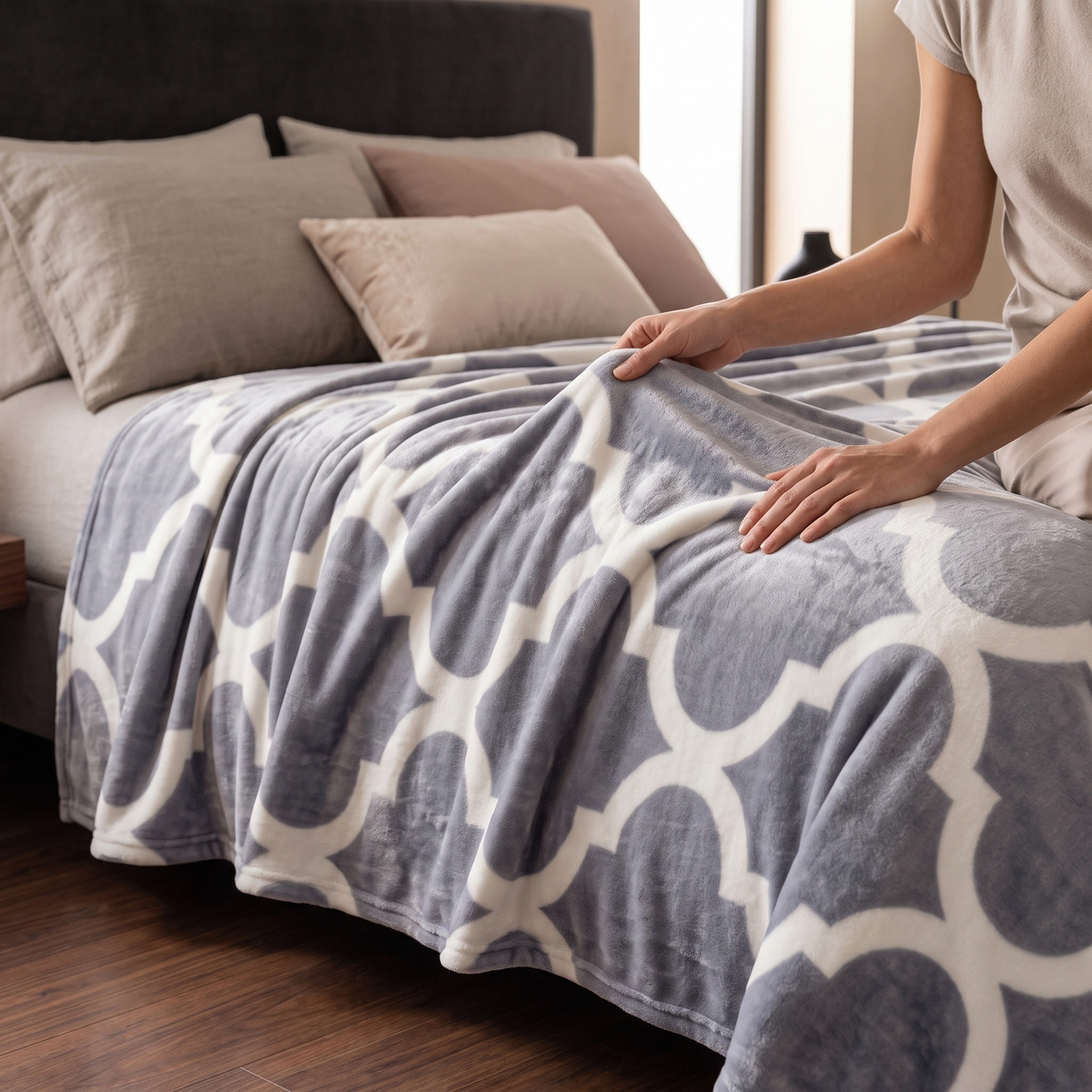 Koc Inger złożony przewiązany ozdobną tasiemką