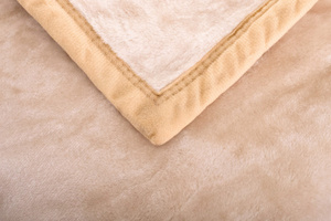 Koc 160 x 200 Akrylowy Jednolity Ciepły Yasemin 01